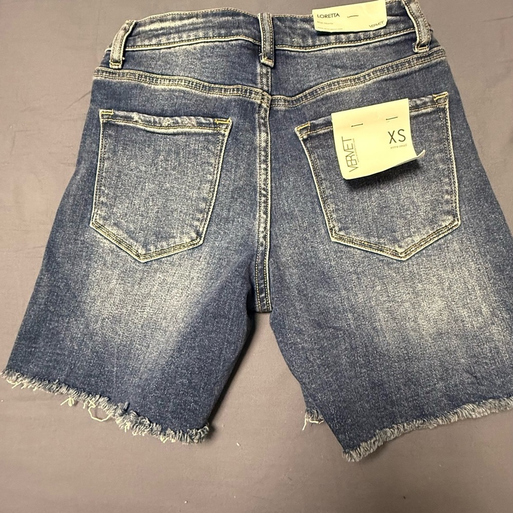 New VERVET LORETTA HIGH RISE MIDI
SHORTS - Picture 2 of 13